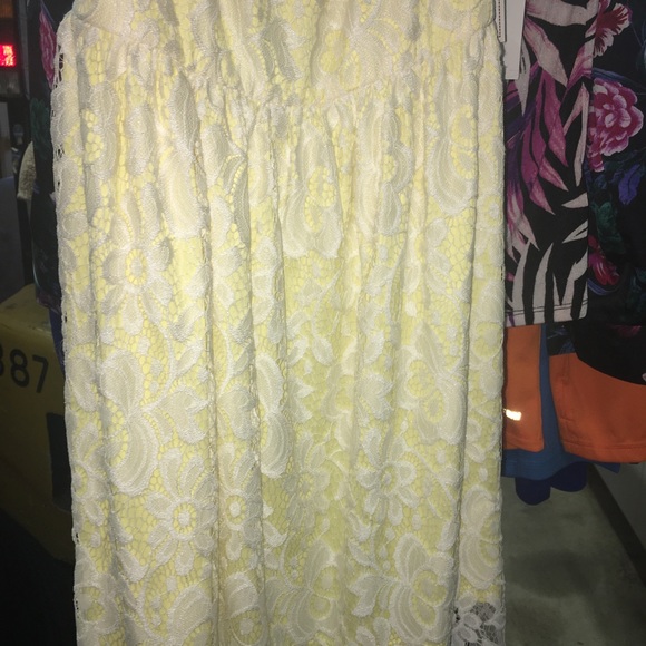 Adam Levine White Lace Dress with Yellow lining - Picture 2 of 5